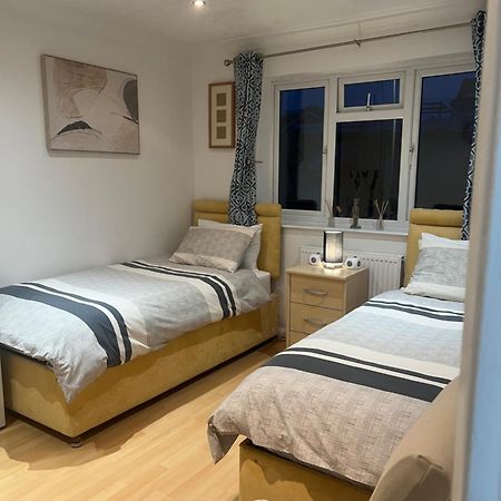 Twin Room At The Bungalow With Shared Shower Room Kettering Exterior foto