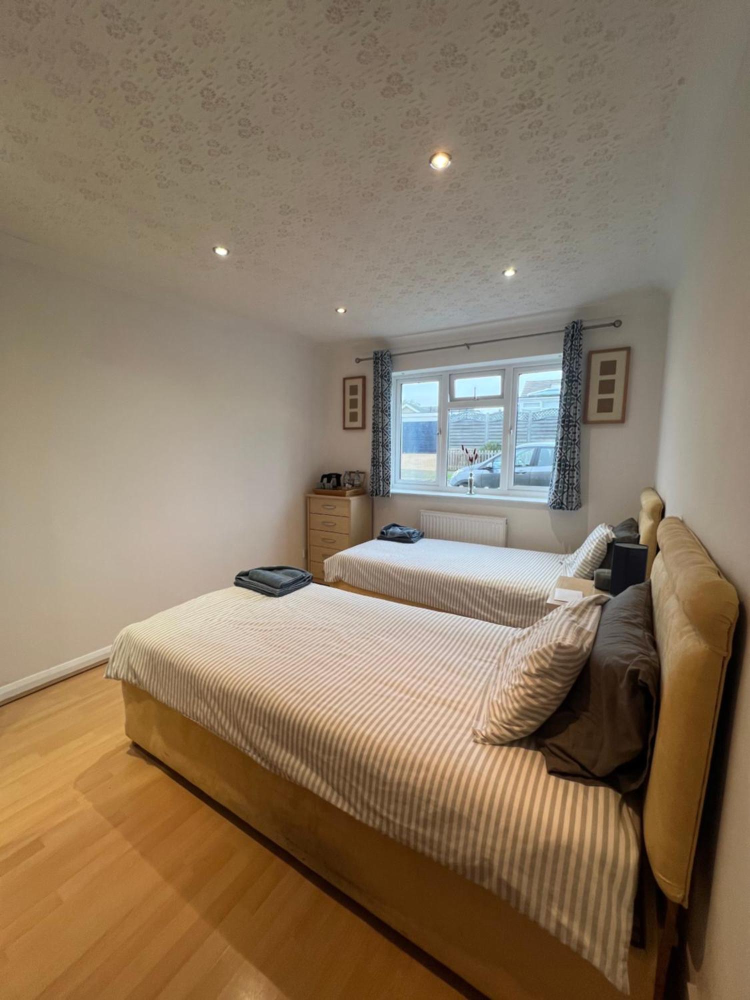 Twin Room At The Bungalow With Shared Shower Room Kettering Exterior foto