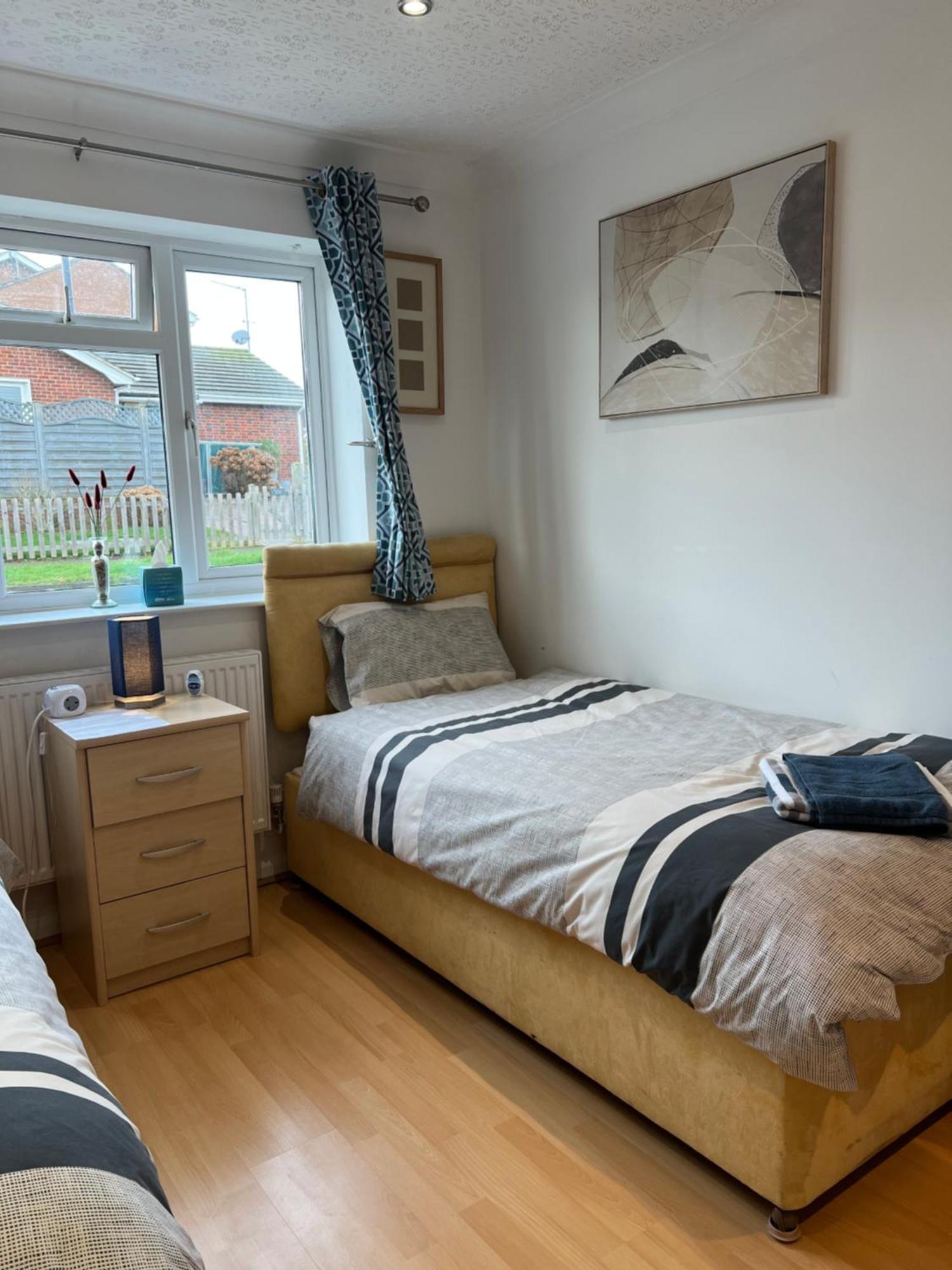 Twin Room At The Bungalow With Shared Shower Room Kettering Exterior foto