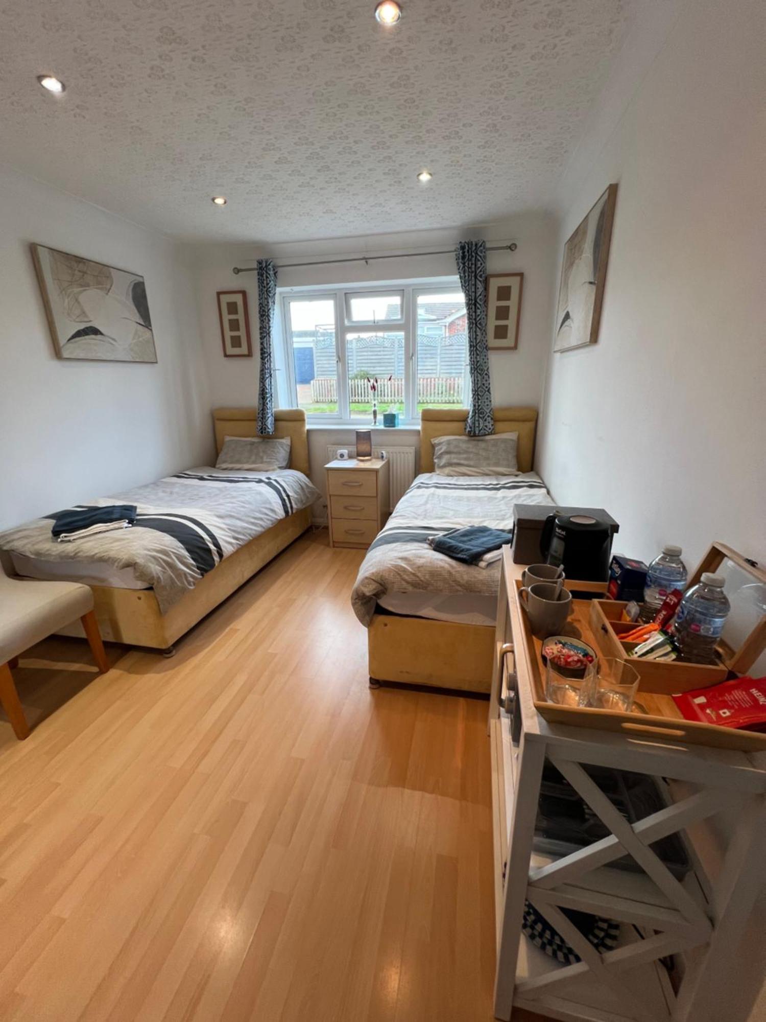 Twin Room At The Bungalow With Shared Shower Room Kettering Exterior foto