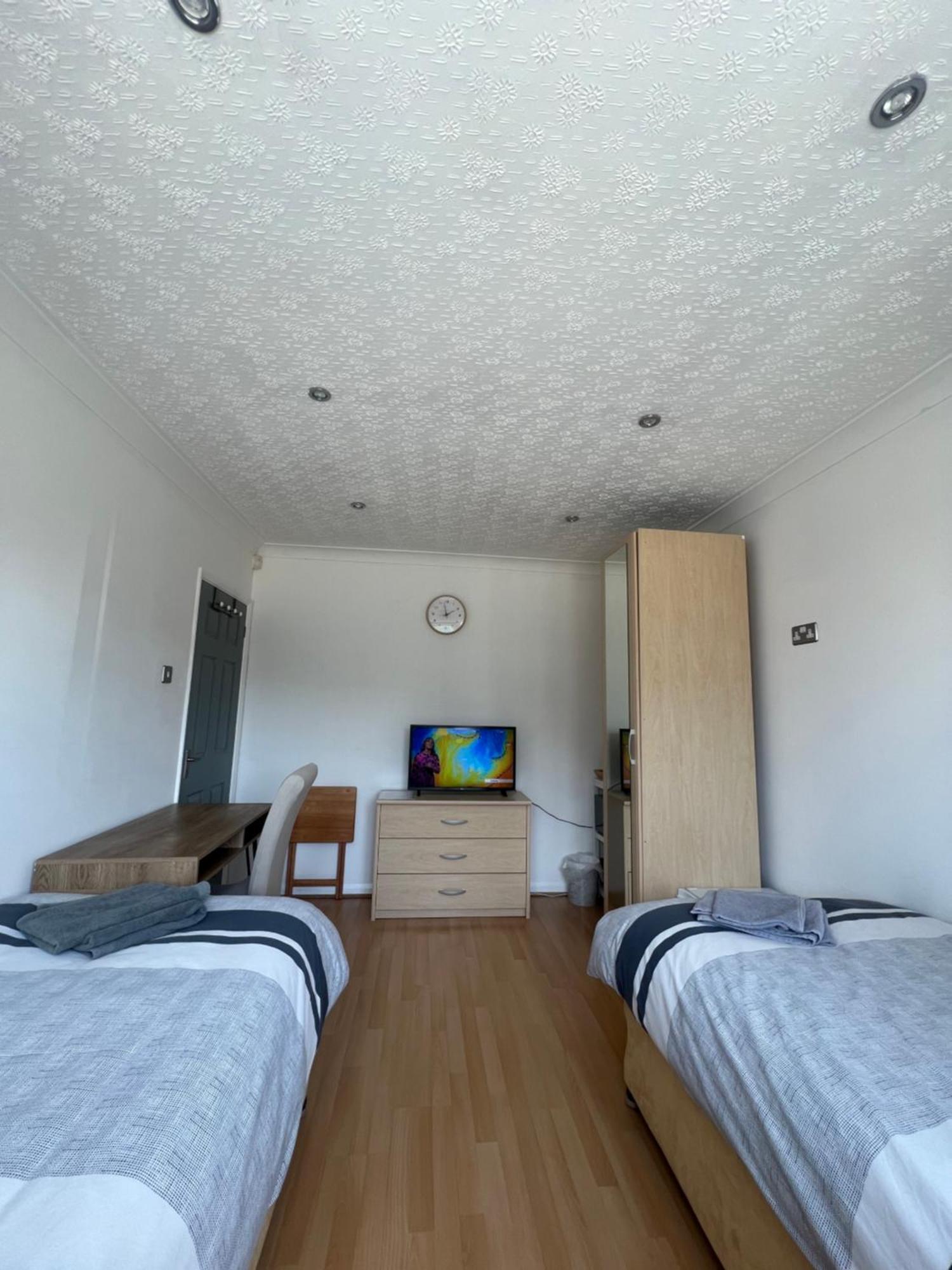 Twin Room At The Bungalow With Shared Shower Room Kettering Exterior foto
